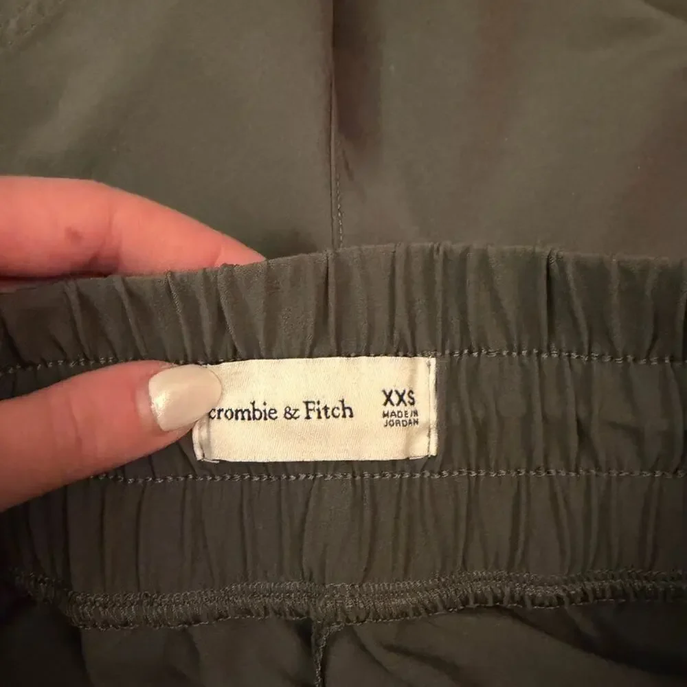 Abercrombie & Fitch Women’s Green Cargo Shorts Size XXS - Picture 4 of 4